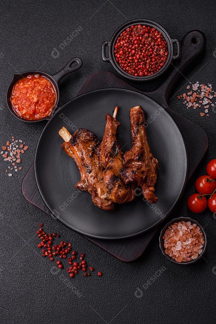 Costelas de porco grelhadas ou assadas, provavelmente com molho barbecue