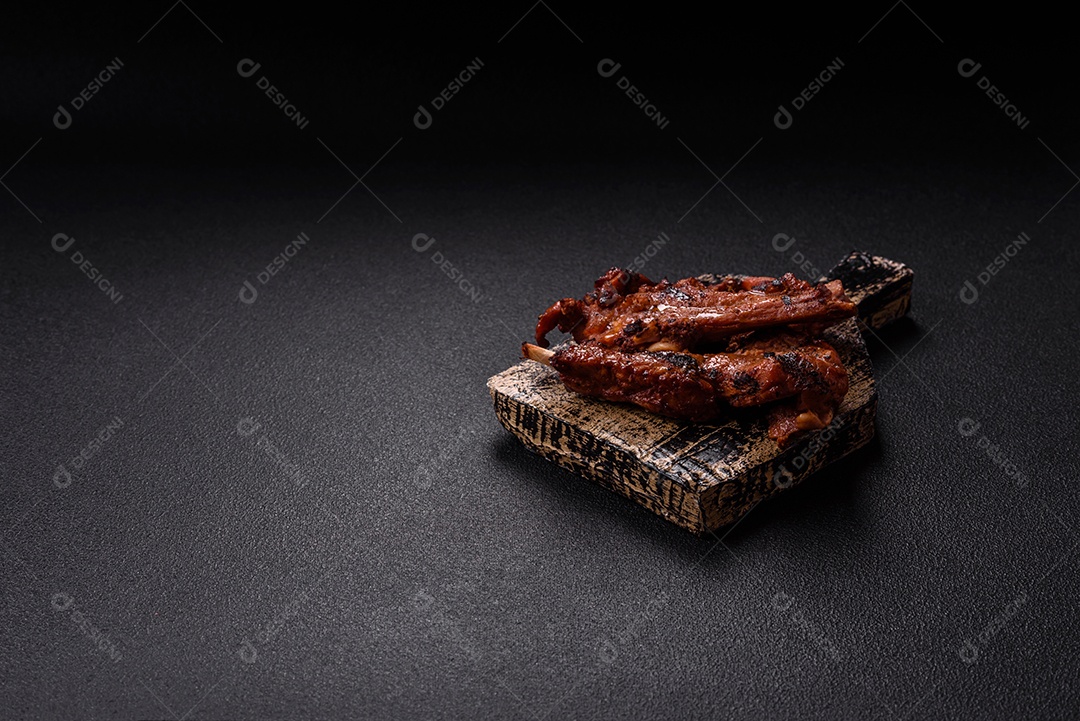 Costelas de porco grelhadas ou assadas, provavelmente com molho barbecue