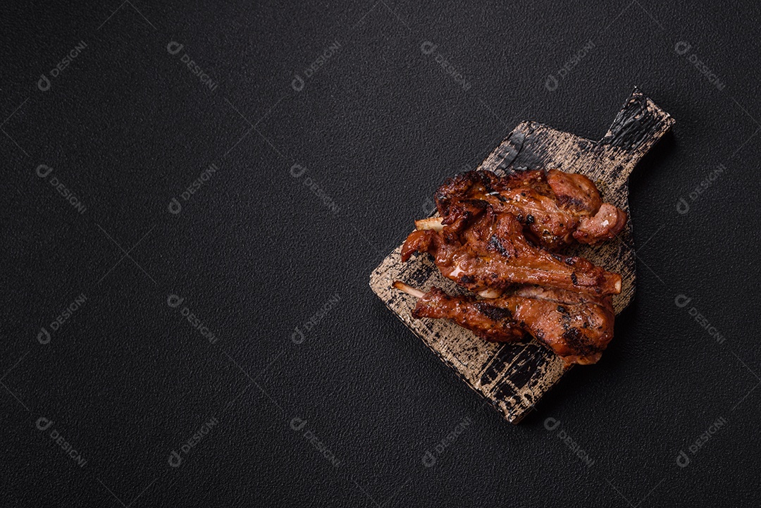 Costelas de porco grelhadas ou assadas, provavelmente com molho barbecue