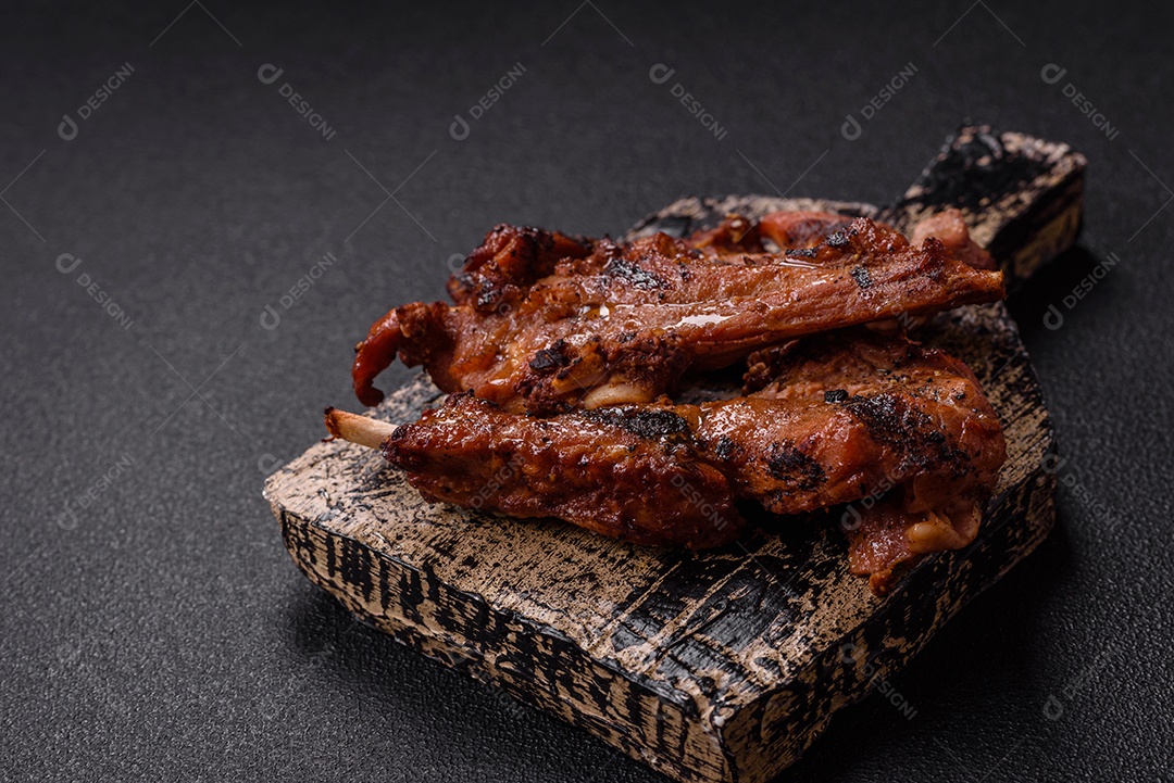 Costelas de porco grelhadas ou assadas, provavelmente com molho barbecue