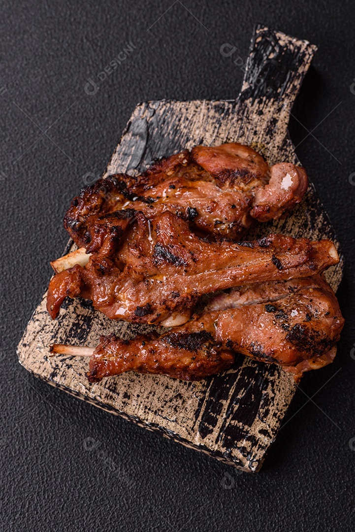 Costelas de porco grelhadas ou assadas, provavelmente com molho barbecue