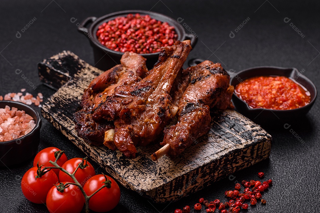 Costelas de porco grelhadas ou assadas, provavelmente com molho barbecue