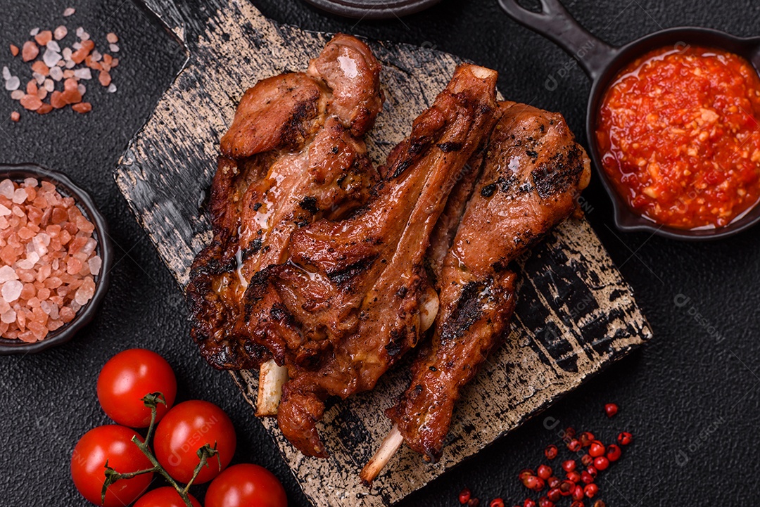 Costelas de porco grelhadas ou assadas, provavelmente com molho barbecue