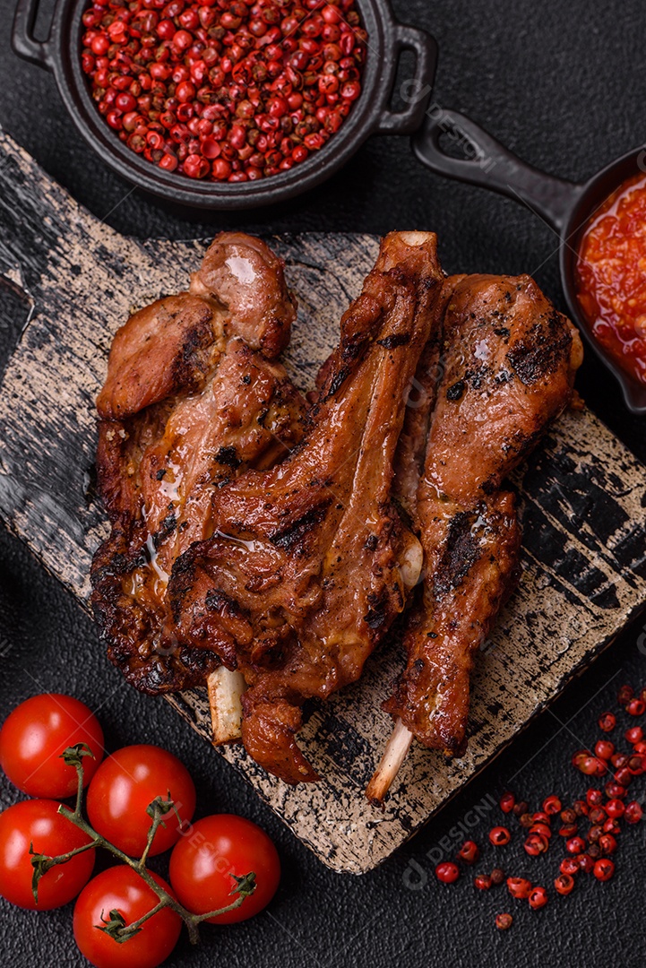 Costelas de porco grelhadas ou assadas, provavelmente com molho barbecue