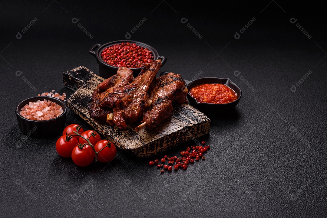 Costelas de porco grelhadas ou assadas, provavelmente com molho barbecue