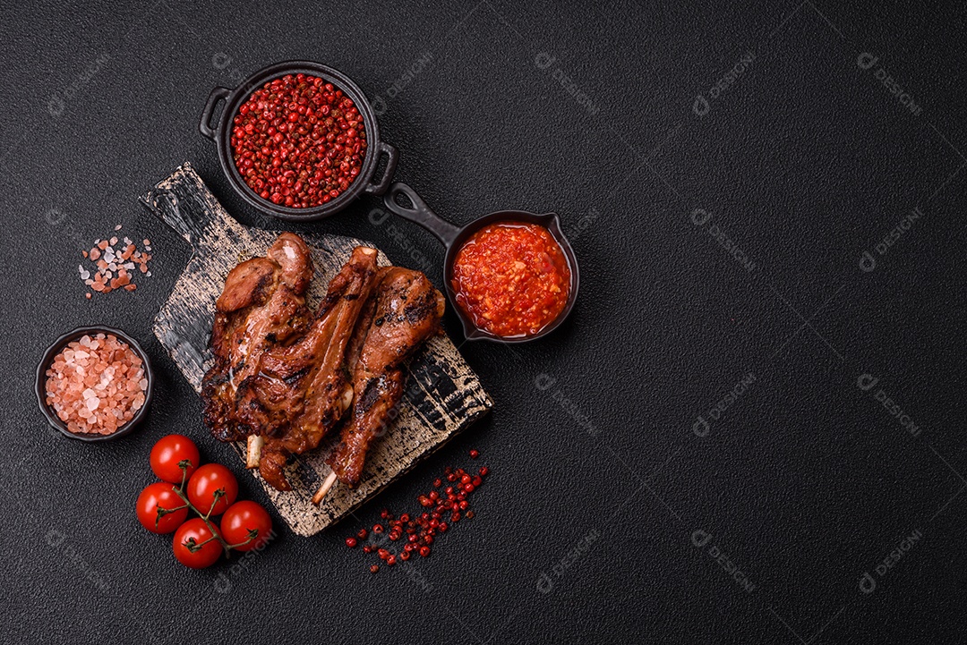 Costelas de porco grelhadas ou assadas, provavelmente com molho barbecue