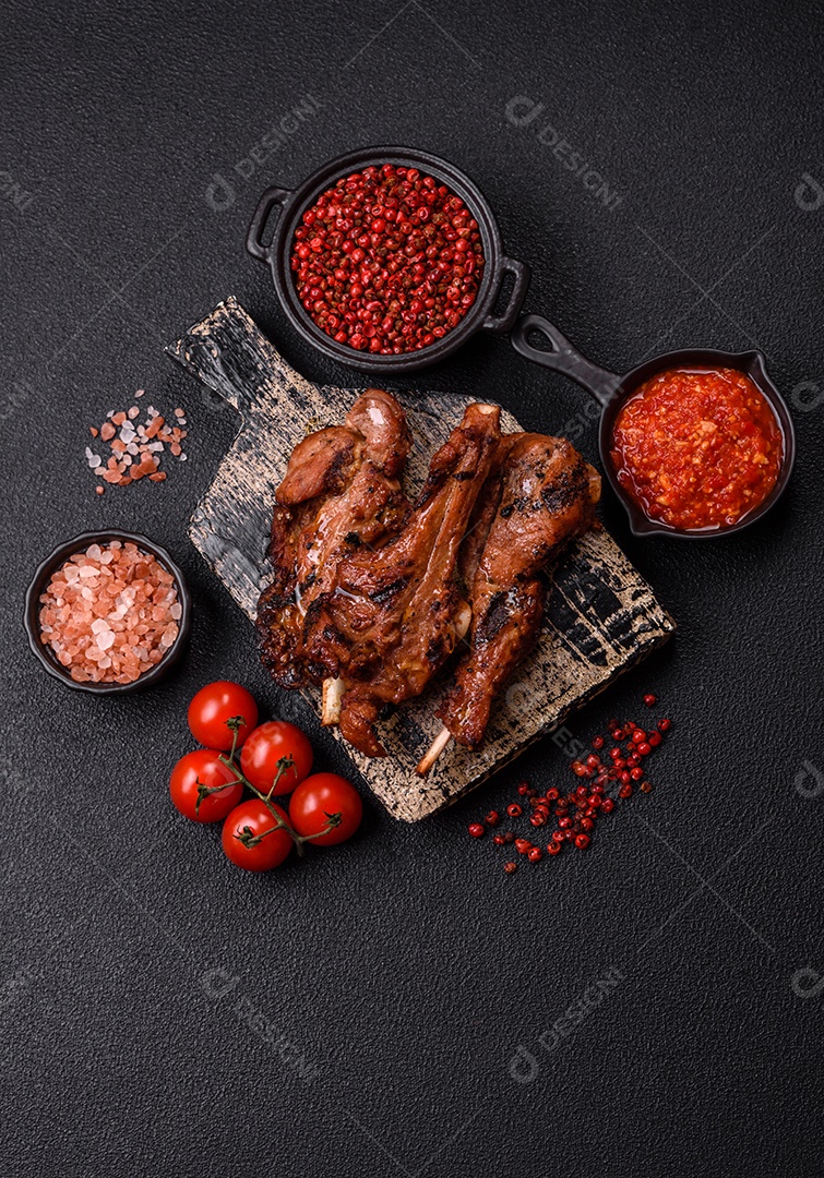 Costelas de porco grelhadas ou assadas, provavelmente com molho barbecue