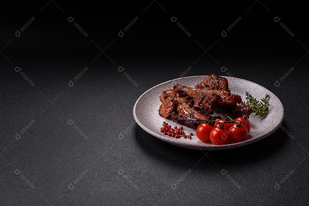 Costelas de porco grelhadas ou assadas, provavelmente com molho barbecue