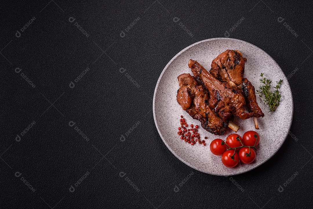 Costelas de porco grelhadas ou assadas, provavelmente com molho barbecue
