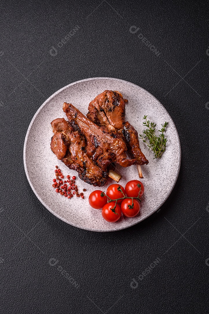 Costelas de porco grelhadas ou assadas, provavelmente com molho barbecue