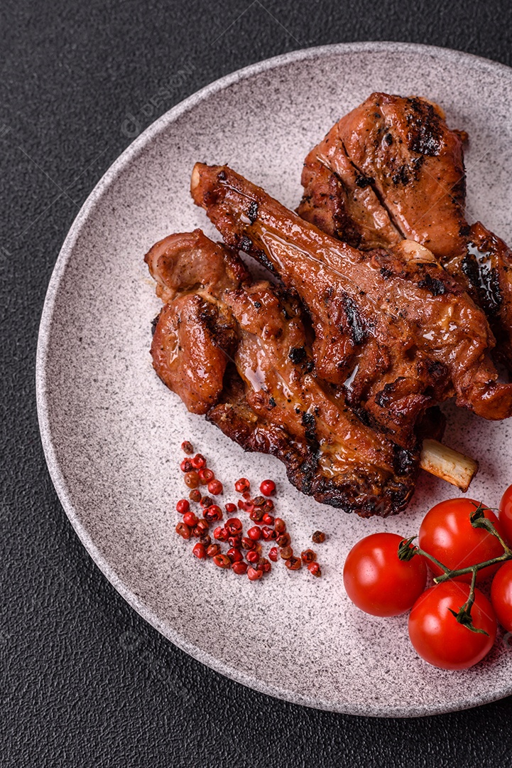 Costelas de porco grelhadas ou assadas, provavelmente com molho barbecue