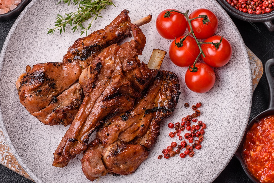 Costelas de porco grelhadas ou assadas, provavelmente com molho barbecue