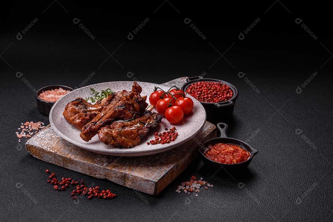 Costelas de porco grelhadas ou assadas, provavelmente com molho barbecue