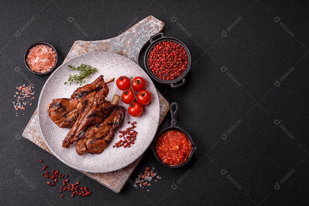 Costelas de porco grelhadas ou assadas, provavelmente com molho barbecue