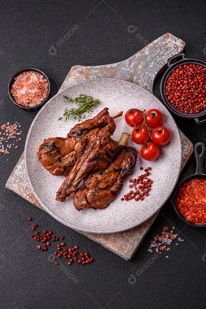 Costelas de porco grelhadas ou assadas, provavelmente com molho barbecue