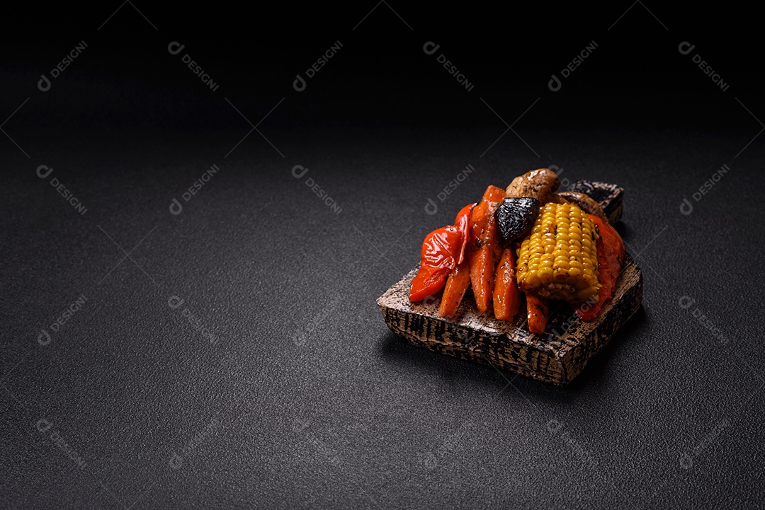 Imagem mostra um prato de salmão grelhado acompanhado de brócolis e arroz com legumes, decorado com uma fatia de limão e tomate