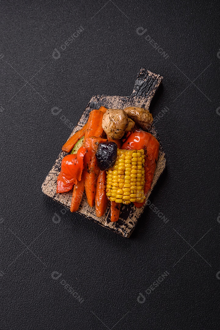 Imagem mostra um prato de salmão grelhado acompanhado de brócolis e arroz com legumes, decorado com uma fatia de limão e tomate