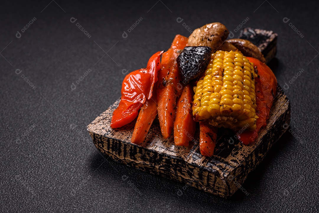 Imagem mostra um prato de salmão grelhado acompanhado de brócolis e arroz com legumes, decorado com uma fatia de limão e tomate