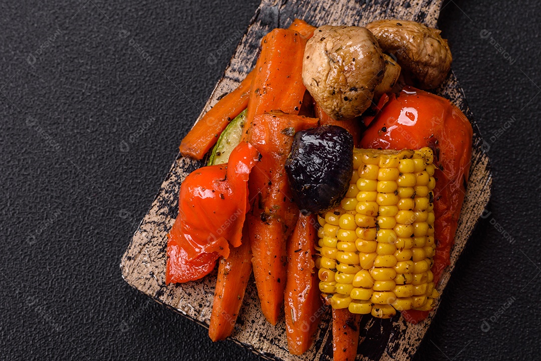 Imagem mostra um prato de salmão grelhado acompanhado de brócolis e arroz com legumes, decorado com uma fatia de limão e tomate