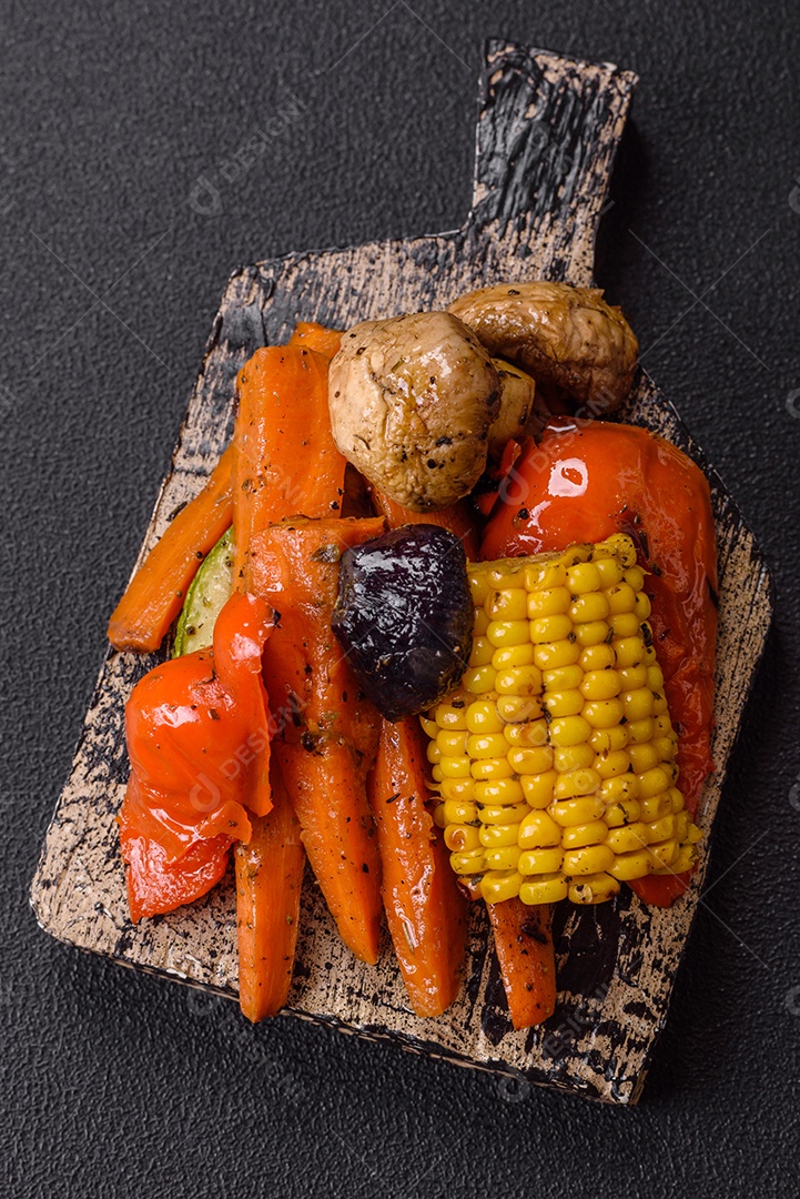 Imagem mostra um prato de salmão grelhado acompanhado de brócolis e arroz com legumes, decorado com uma fatia de limão e tomate