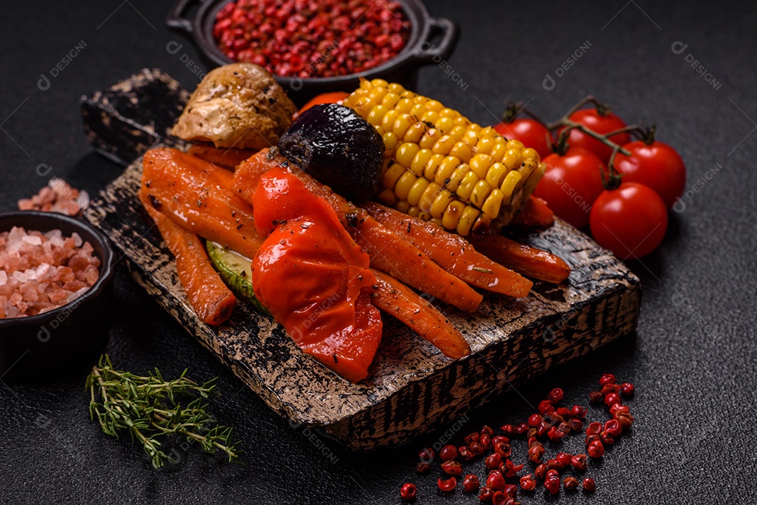 Imagem mostra um prato de salmão grelhado acompanhado de brócolis e arroz com legumes, decorado com uma fatia de limão e tomate