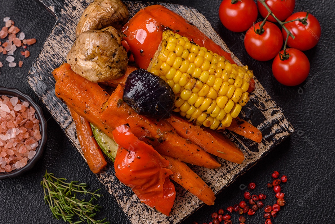 Imagem mostra um prato de salmão grelhado acompanhado de brócolis e arroz com legumes, decorado com uma fatia de limão e tomate
