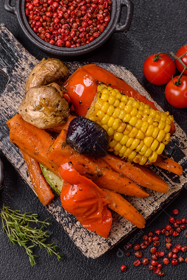 Imagem mostra um prato de salmão grelhado acompanhado de brócolis e arroz com legumes, decorado com uma fatia de limão e tomate