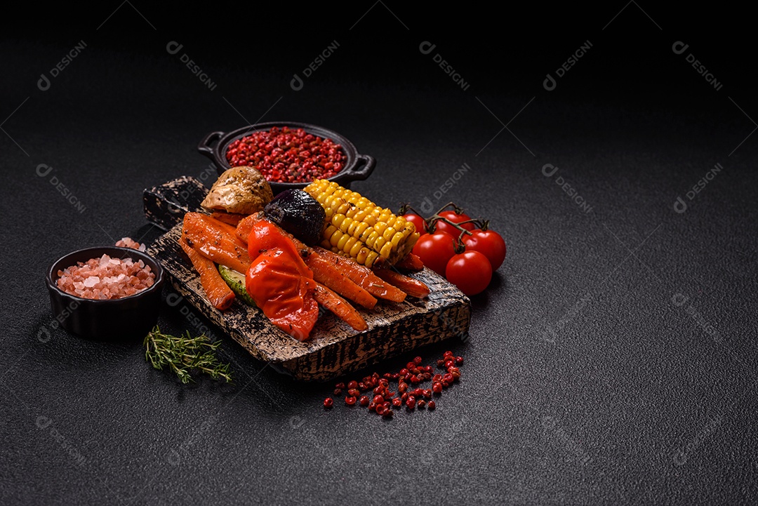 Imagem mostra um prato de salmão grelhado acompanhado de brócolis e arroz com legumes, decorado com uma fatia de limão e tomate