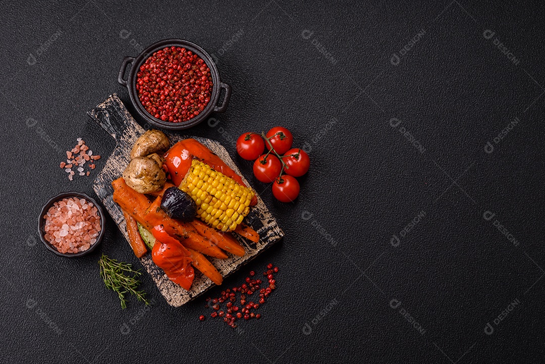 Imagem mostra um prato de salmão grelhado acompanhado de brócolis e arroz com legumes, decorado com uma fatia de limão e tomate