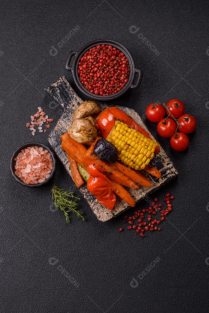 Imagem mostra um prato de salmão grelhado acompanhado de brócolis e arroz com legumes, decorado com uma fatia de limão e tomate