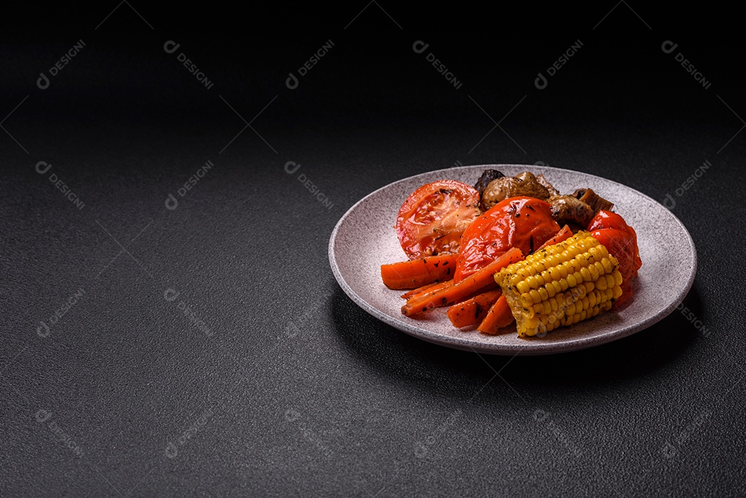 Imagem mostra um prato de salmão grelhado acompanhado de brócolis e arroz com legumes, decorado com uma fatia de limão e tomate