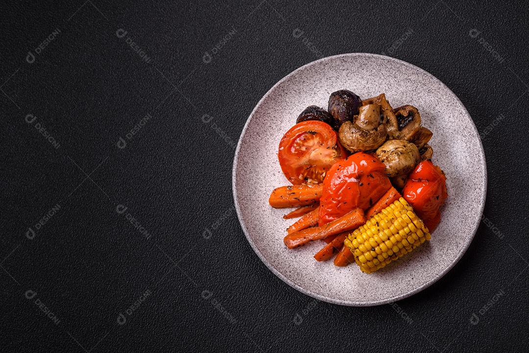 Imagem mostra um prato de salmão grelhado acompanhado de brócolis e arroz com legumes, decorado com uma fatia de limão e tomate