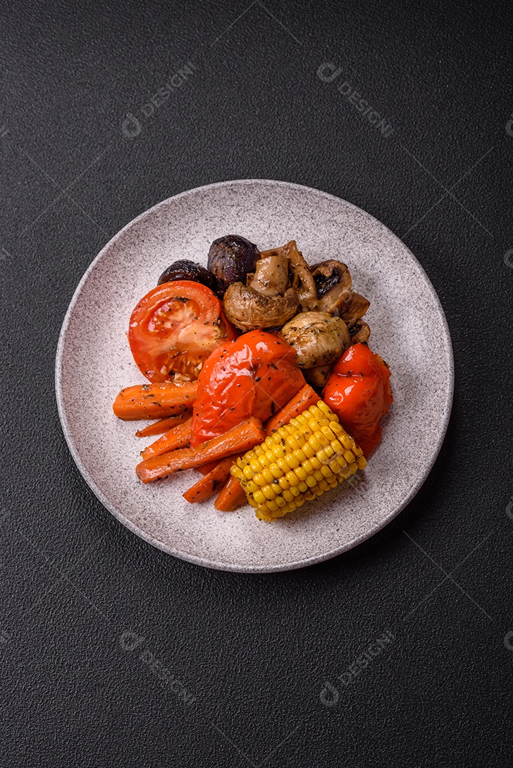 Imagem mostra um prato de salmão grelhado acompanhado de brócolis e arroz com legumes, decorado com uma fatia de limão e tomate