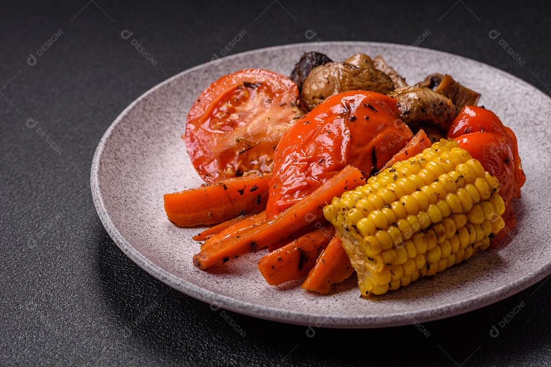 Imagem mostra um prato de salmão grelhado acompanhado de brócolis e arroz com legumes, decorado com uma fatia de limão e tomate