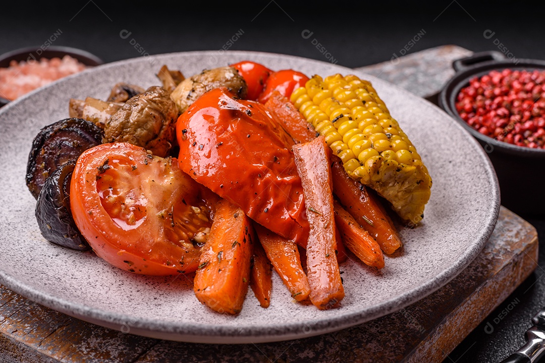 Imagem mostra um prato de salmão grelhado acompanhado de brócolis e arroz com legumes, decorado com uma fatia de limão e tomate