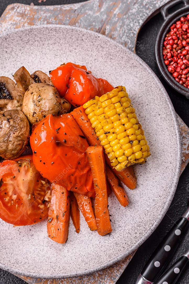Imagem mostra um prato de salmão grelhado acompanhado de brócolis e arroz com legumes, decorado com uma fatia de limão e tomate