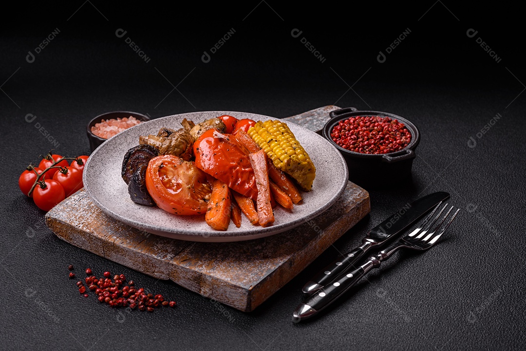 Imagem mostra um prato de salmão grelhado acompanhado de brócolis e arroz com legumes, decorado com uma fatia de limão e tomate