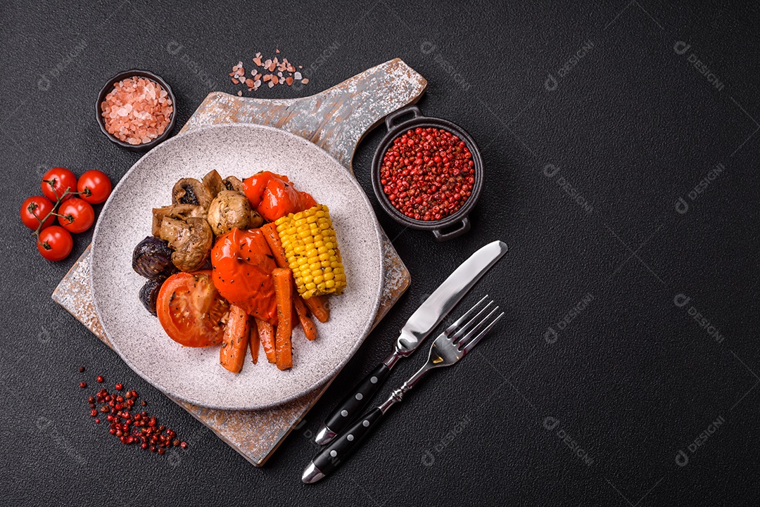 Imagem mostra um prato de salmão grelhado acompanhado de brócolis e arroz com legumes, decorado com uma fatia de limão e tomate
