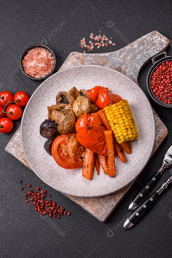 Imagem mostra um prato de salmão grelhado acompanhado de brócolis e arroz com legumes, decorado com uma fatia de limão e tomate