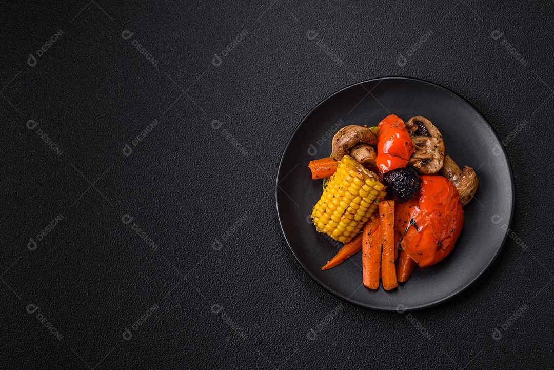 Imagem mostra um prato de salmão grelhado acompanhado de brócolis e arroz com legumes, decorado com uma fatia de limão e tomate