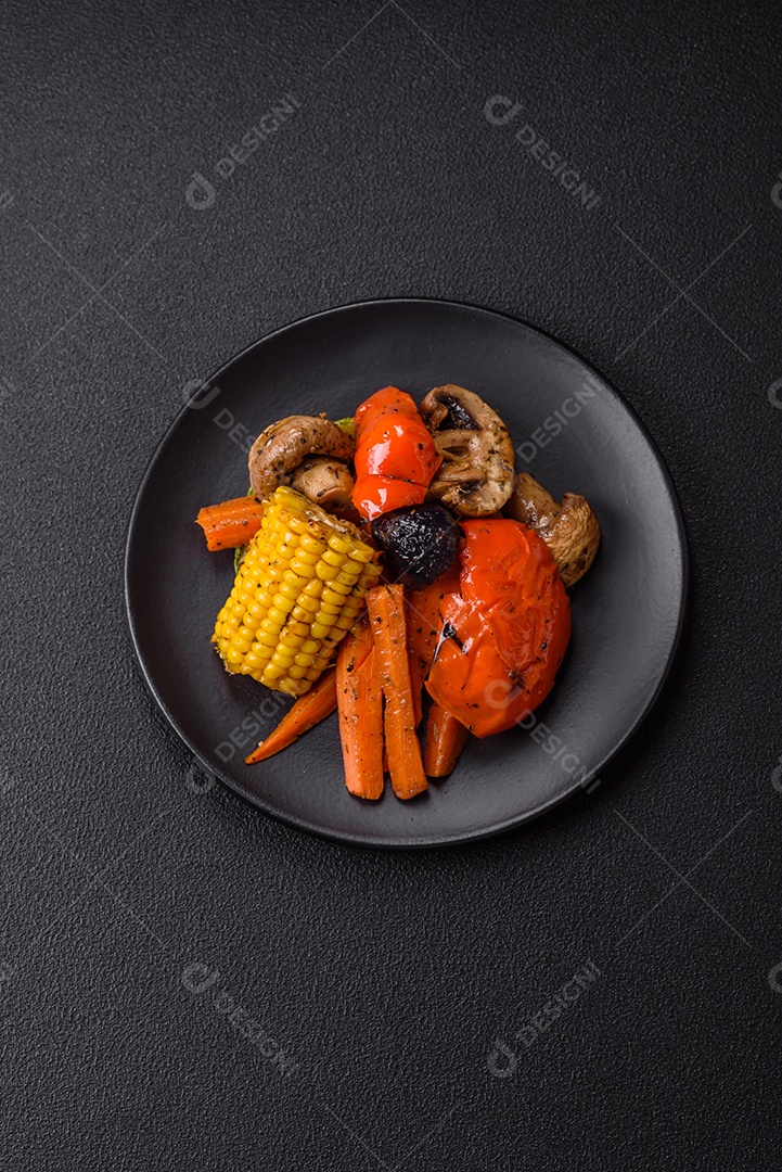 Imagem mostra um prato de salmão grelhado acompanhado de brócolis e arroz com legumes, decorado com uma fatia de limão e tomate