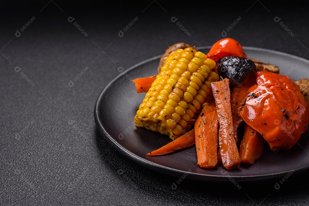 Imagem mostra um prato de salmão grelhado acompanhado de brócolis e arroz com legumes, decorado com uma fatia de limão e tomate