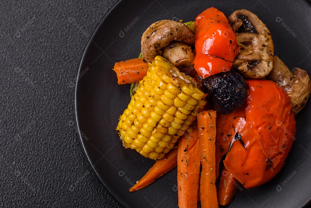Imagem mostra um prato de salmão grelhado acompanhado de brócolis e arroz com legumes, decorado com uma fatia de limão e tomate
