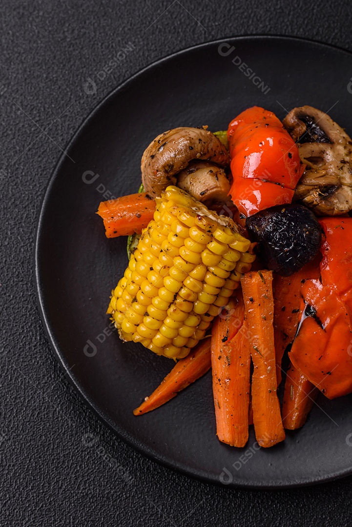 Imagem mostra um prato de salmão grelhado acompanhado de brócolis e arroz com legumes, decorado com uma fatia de limão e tomate