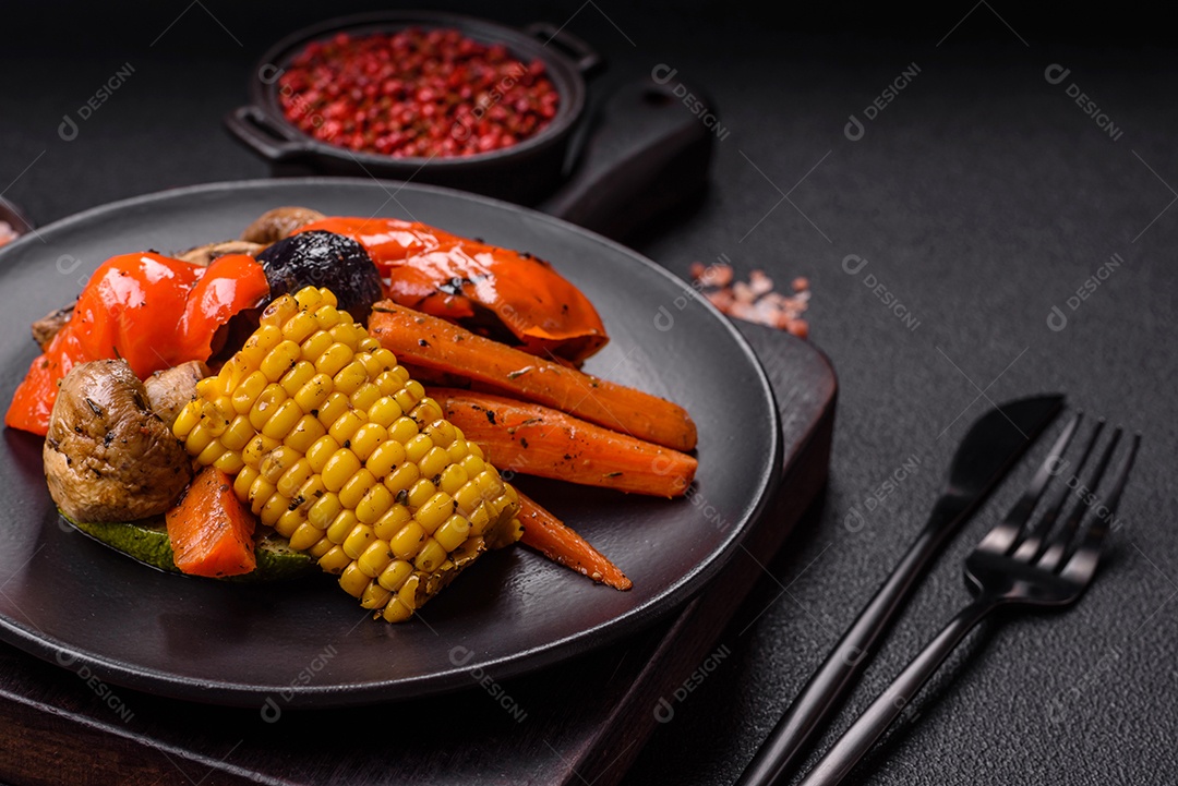 Imagem mostra um prato de salmão grelhado acompanhado de brócolis e arroz com legumes, decorado com uma fatia de limão e tomate