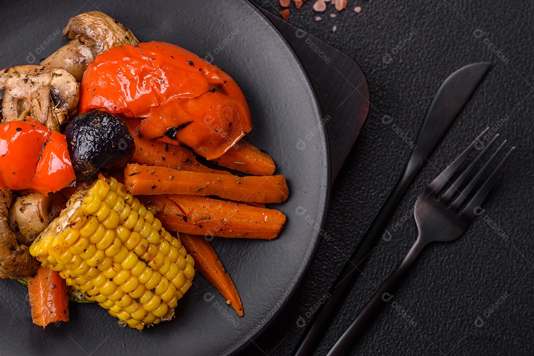 Imagem mostra um prato de salmão grelhado acompanhado de brócolis e arroz com legumes, decorado com uma fatia de limão e tomate
