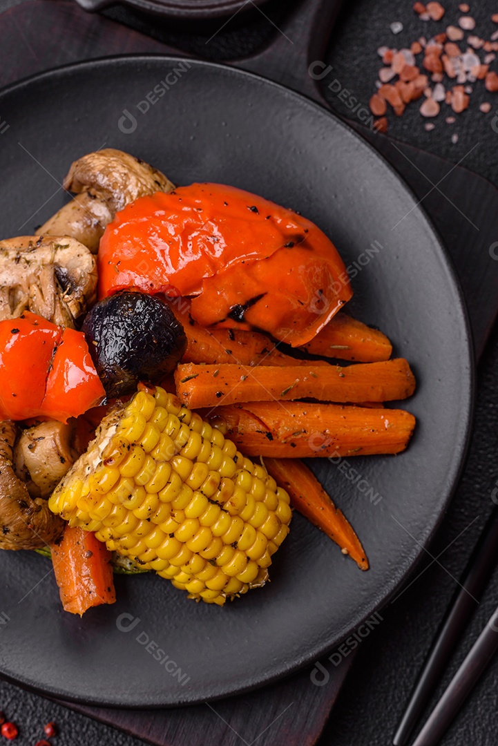 Imagem mostra um prato de salmão grelhado acompanhado de brócolis e arroz com legumes, decorado com uma fatia de limão e tomate