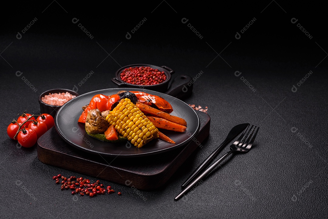 Imagem mostra um prato de salmão grelhado acompanhado de brócolis e arroz com legumes, decorado com uma fatia de limão e tomate