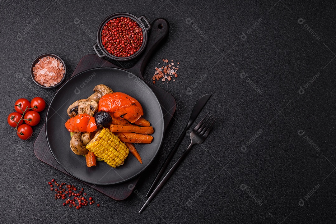 Imagem mostra um prato de salmão grelhado acompanhado de brócolis e arroz com legumes, decorado com uma fatia de limão e tomate