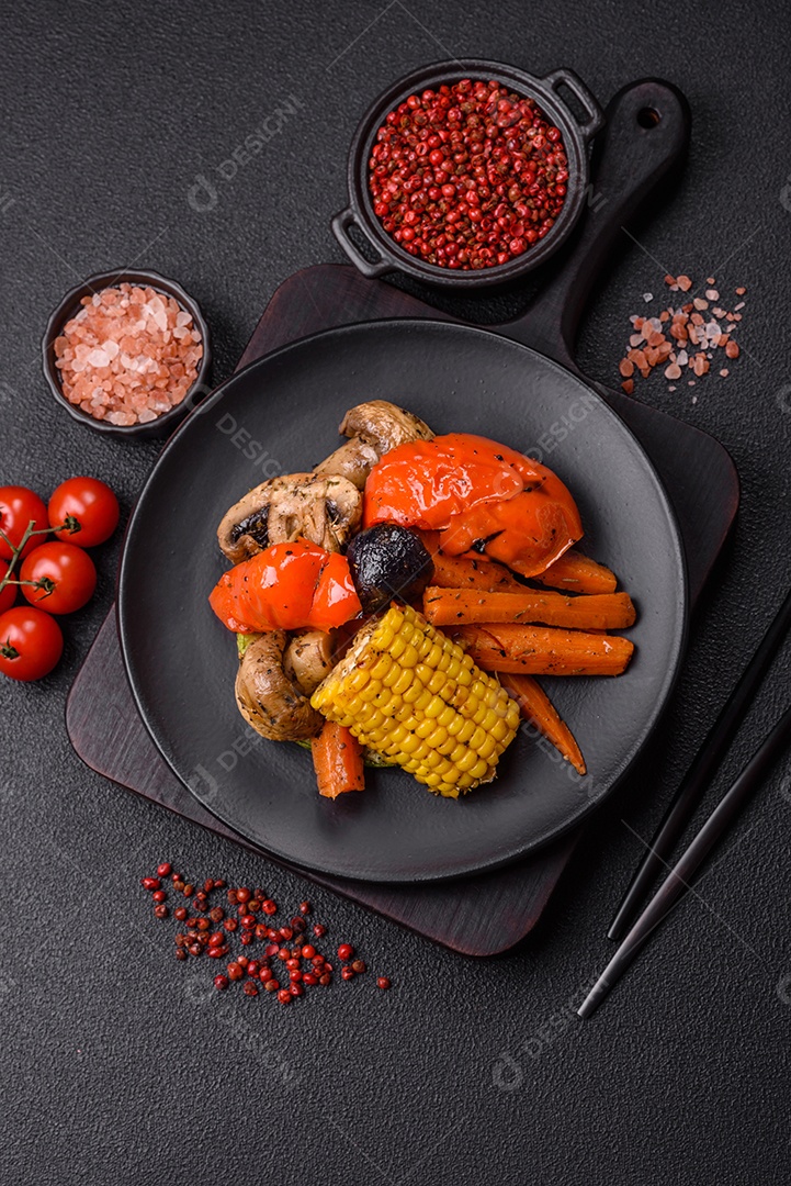 Imagem mostra um prato de salmão grelhado acompanhado de brócolis e arroz com legumes, decorado com uma fatia de limão e tomate